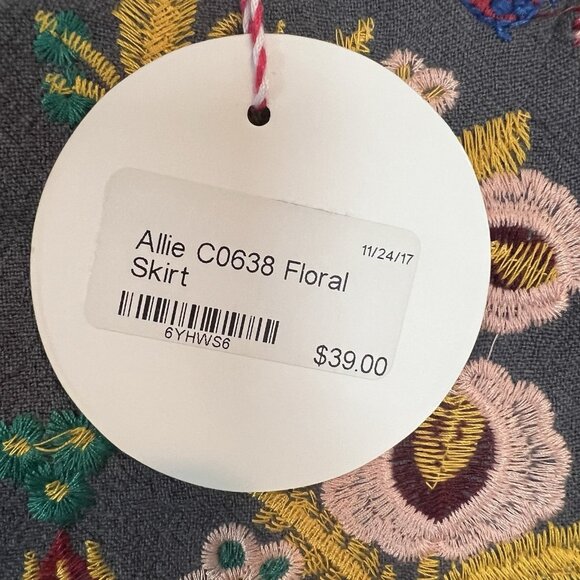 Umgee Grey Boho Floral Embroidered Mini Skirt Size Large NWT - Picture 3 of 11